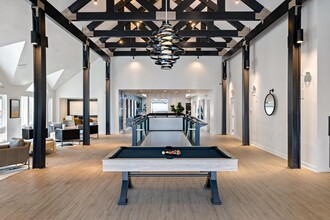 Avia Apartments on College Blvd (Overland Park) in Overland Park, KS - Foto de edificio - Building Photo