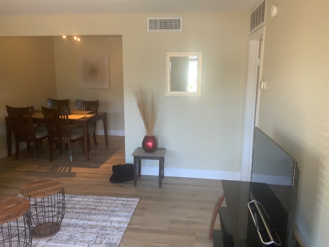 555 S Royal Crest Cir in Las Vegas, NV - Building Photo - Building Photo