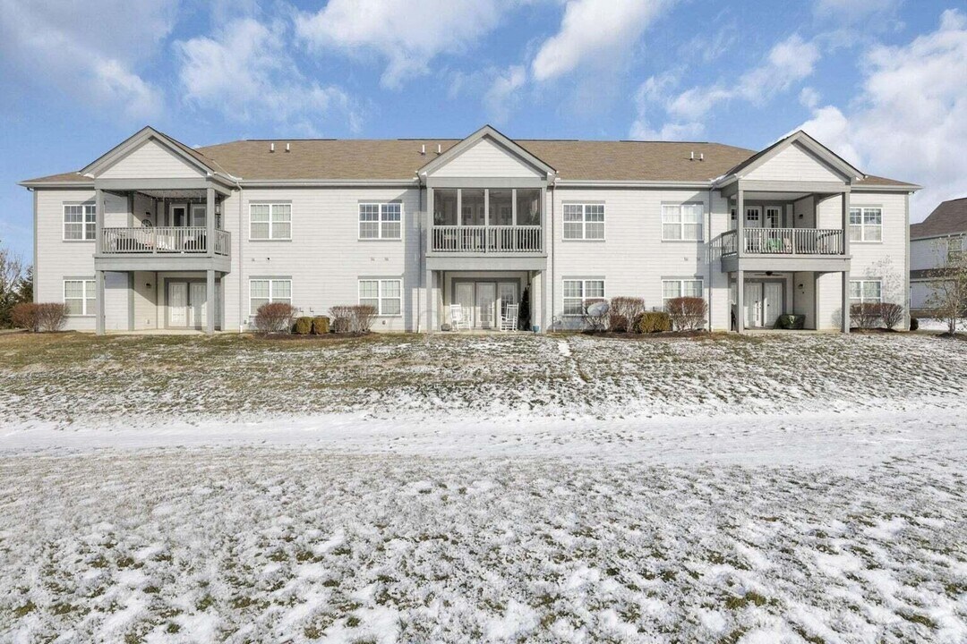 550 Redwood Ln in Lewis Center, OH - Building Photo