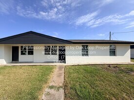 4 N Atlantic St in Baytown, TX - Building Photo