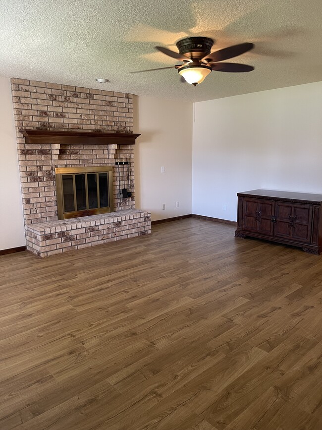 2503 Aster Ln in Liberal, KS - Foto de edificio - Building Photo