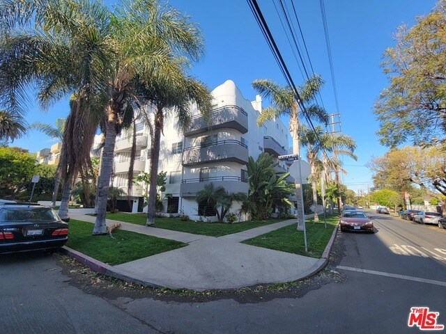 2050 S Bentley Ave-Unit -PH 4 in Los Angeles, CA - Building Photo - Building Photo