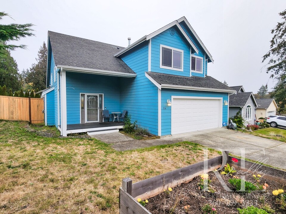 516 Flower Meadows St in Port Orchard, WA - Foto de edificio