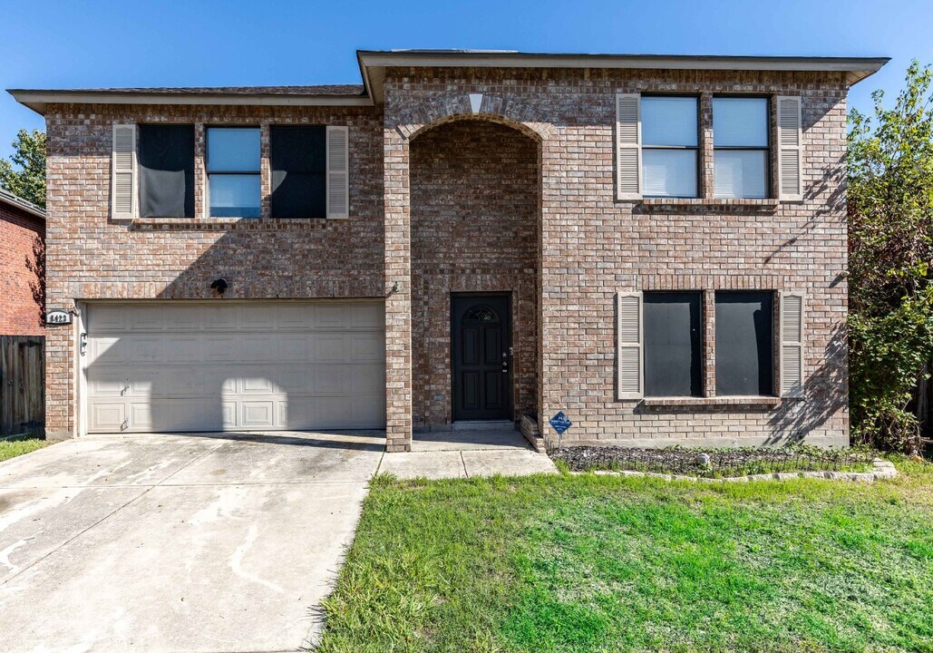 8423 Parry Path in Converse, TX - Building Photo