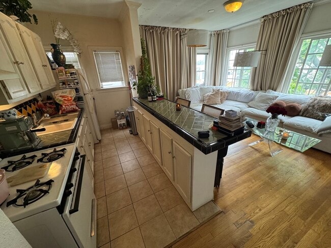 1960 Argyle Ave, Unit 9, Unit 9