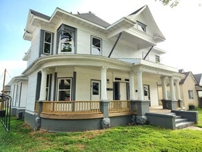 121 W Pleasant St in Aurora, MO - Building Photo - Building Photo