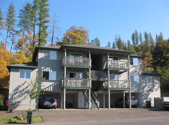 100 Indian Trail Ct in Shady Cove, OR - Foto de edificio - Building Photo