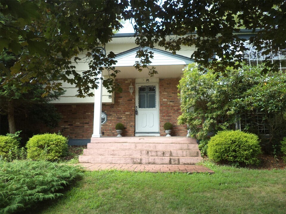 18 Briarwood Ave in Monroe, NY - Building Photo