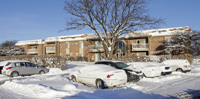 Greenbrier Apartments in Arlington Heights, IL - Building Photo - Building Photo