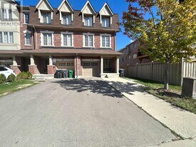 61 New Pines Trail in Brampton, ON - Building Photo