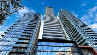 28 Wellesley St E in Toronto, ON - Building Photo