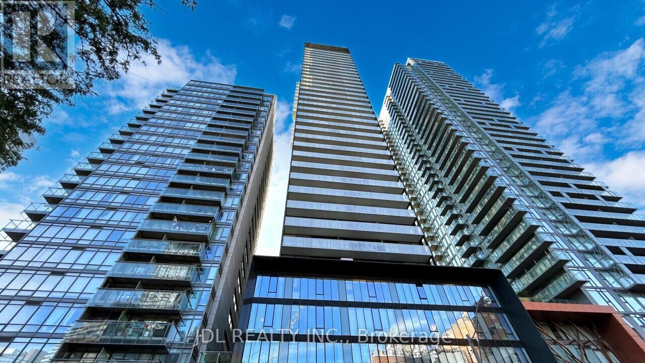 28 Wellesley St E in Toronto, ON - Building Photo