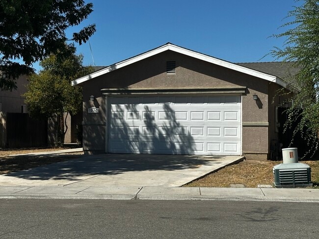 1936 Arkansas Ave in Bakersfield, CA - Building Photo - Building Photo