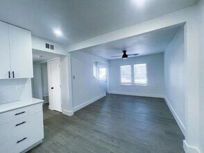 110 E 30th St in Austin, TX - Building Photo - Building Photo