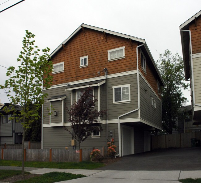 9553-0555 Interlake Ave in Seattle, WA - Foto de edificio - Building Photo