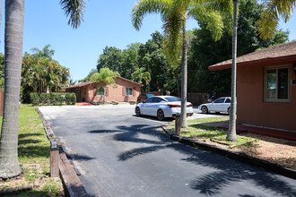 Santa Cruz Apartments in Fort Lauderdale, FL - Foto de edificio - Building Photo