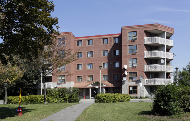 300 Wiggins Pl in Ottawa, ON - Building Photo - Primary Photo