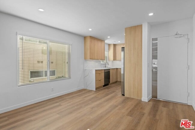 2449 Beachwood Dr in Los Angeles, CA - Building Photo - Building Photo