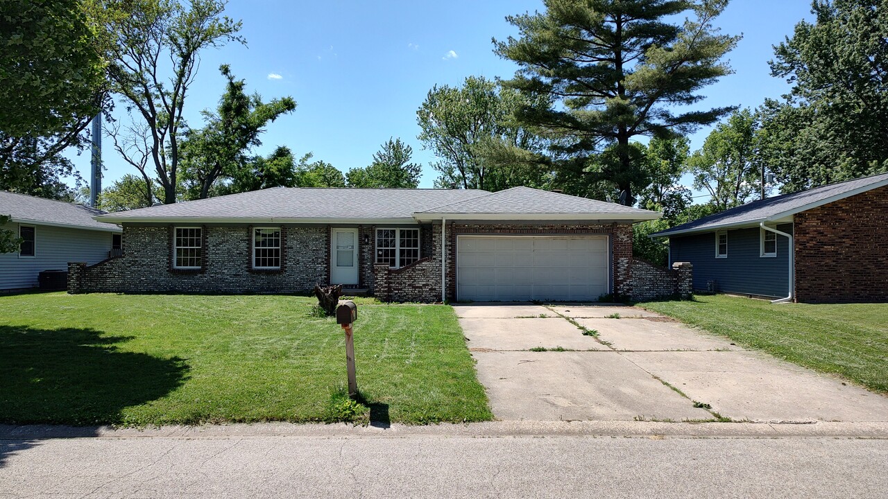 421 Woodland Dr in Chatham, IL - Building Photo