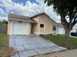 11111 SW 10th St in Pembroke Pines, FL - Building Photo - Building Photo