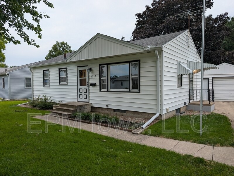 1217 Dorothy Dr in Waterloo, IA - Building Photo
