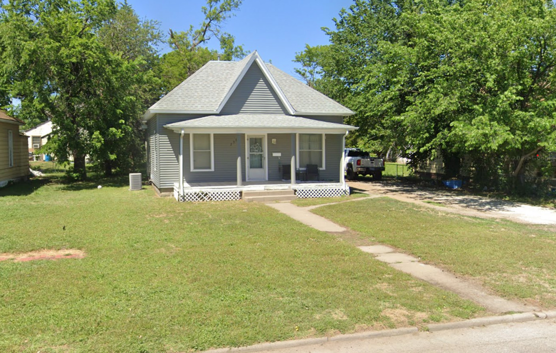 2532 Lakin Ave in Great Bend, KS - Building Photo