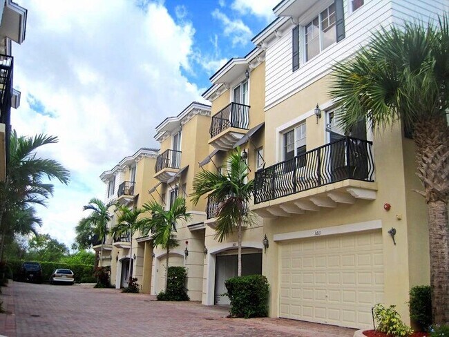 3613 NW 5th Terrace in Boca Raton, FL - Building Photo - Building Photo