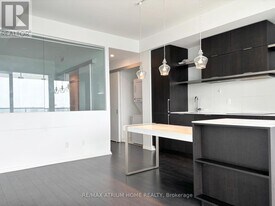 197 Yonge St in Toronto, ON - Building Photo