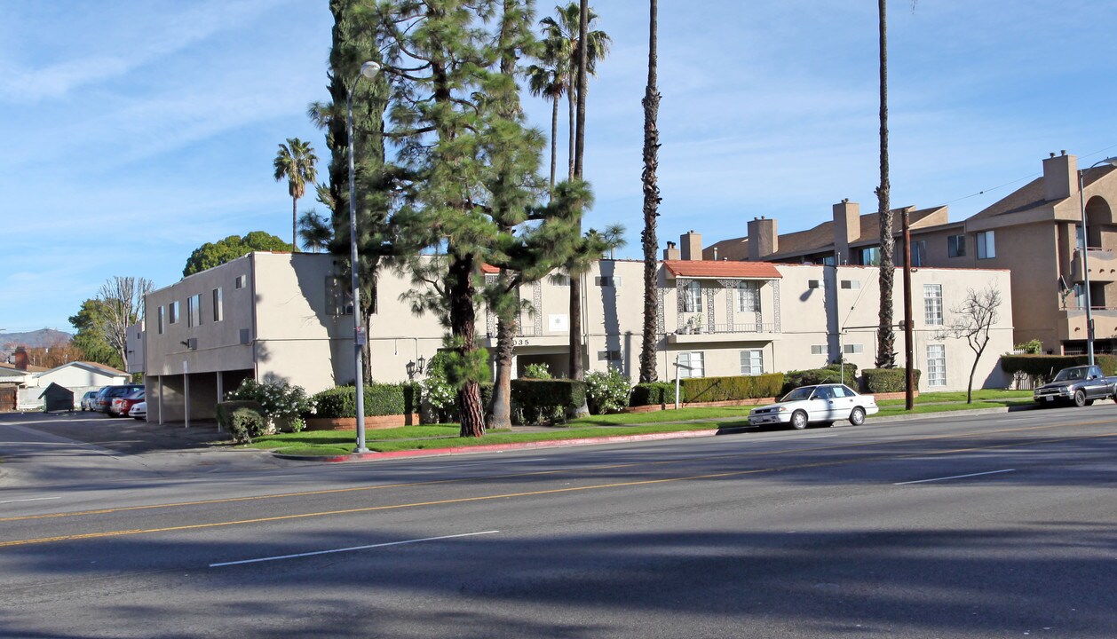 19035 SHERMAN WAY in Reseda, CA - Building Photo