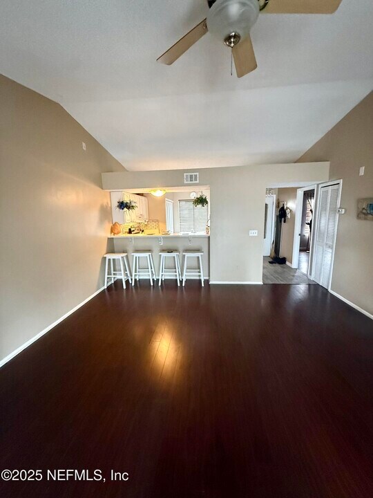 636 Aquatic Dr in Atlantic Beach, FL - Building Photo