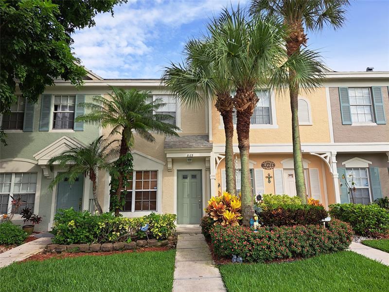 8123 San Carlos Cir in Tamarac, FL - Building Photo
