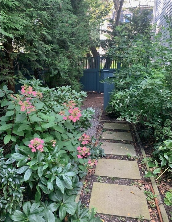 12 Ash St, Unit 12 in Cambridge, MA - Building Photo