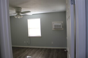 4214 Fuqua St in Bacliff, TX - Building Photo