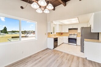 1909 Harriman Ln, Unit 4 in Redondo Beach, CA - Foto de edificio - Building Photo