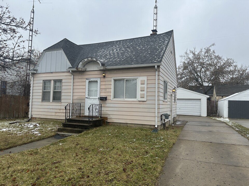 2538 Tiffin St in Flint, MI - Building Photo