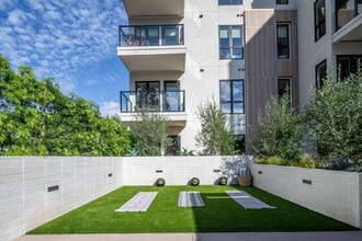 Skyview Sunset in Los Angeles, CA - Foto de edificio - Building Photo