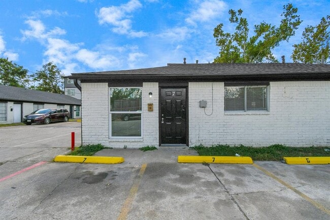 property at 1736 Crestdale Dr