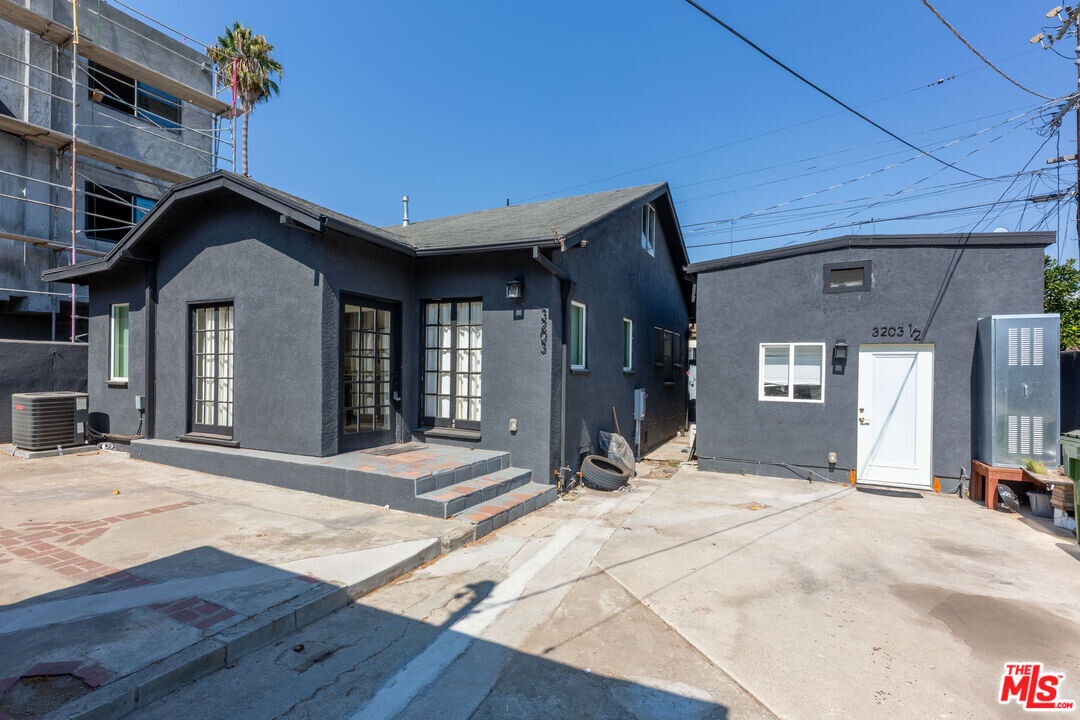 3203 W 18th St in Los Angeles, CA - Building Photo