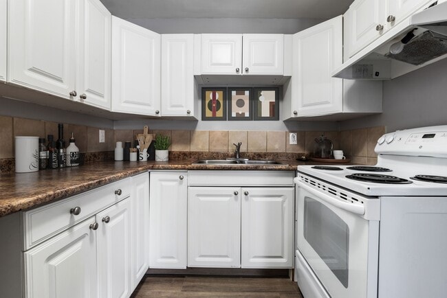 Deerwood Place in Edmonton, AB - Building Photo - Building Photo