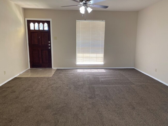 1045 Vly Frg Dr in Schertz, TX - Building Photo - Building Photo