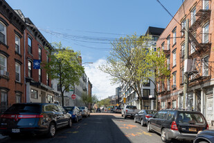 235 Berry St in Brooklyn, NY - Foto de edificio - Building Photo