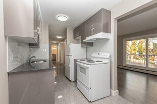 Oliver Manor in Edmonton, AB - Building Photo