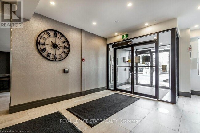1270 Maple Crossing Blvd in Burlington, ON - Building Photo - Building Photo