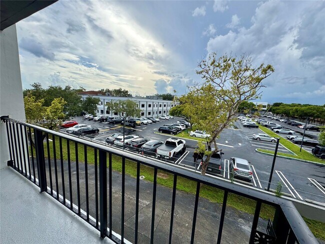 10431 N Kendall Dr in Miami, FL - Building Photo - Building Photo