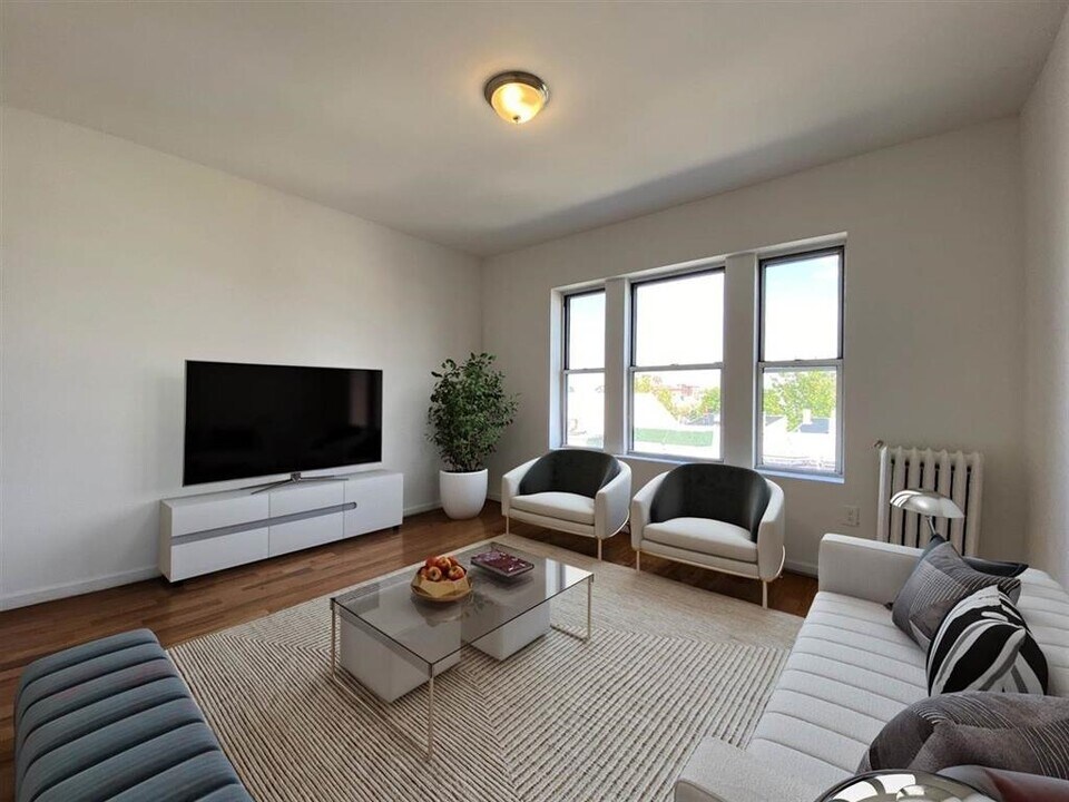 84 W 25th St in Bayonne, NJ - Building Photo