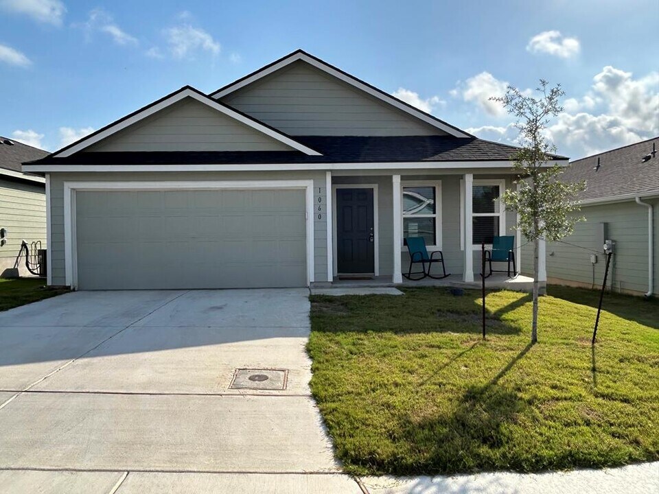 1060 Shutter Wy in Kerrville, TX - Building Photo