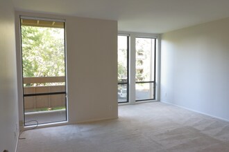 1051 Beach Park Blvd in Foster City, CA - Foto de edificio - Building Photo