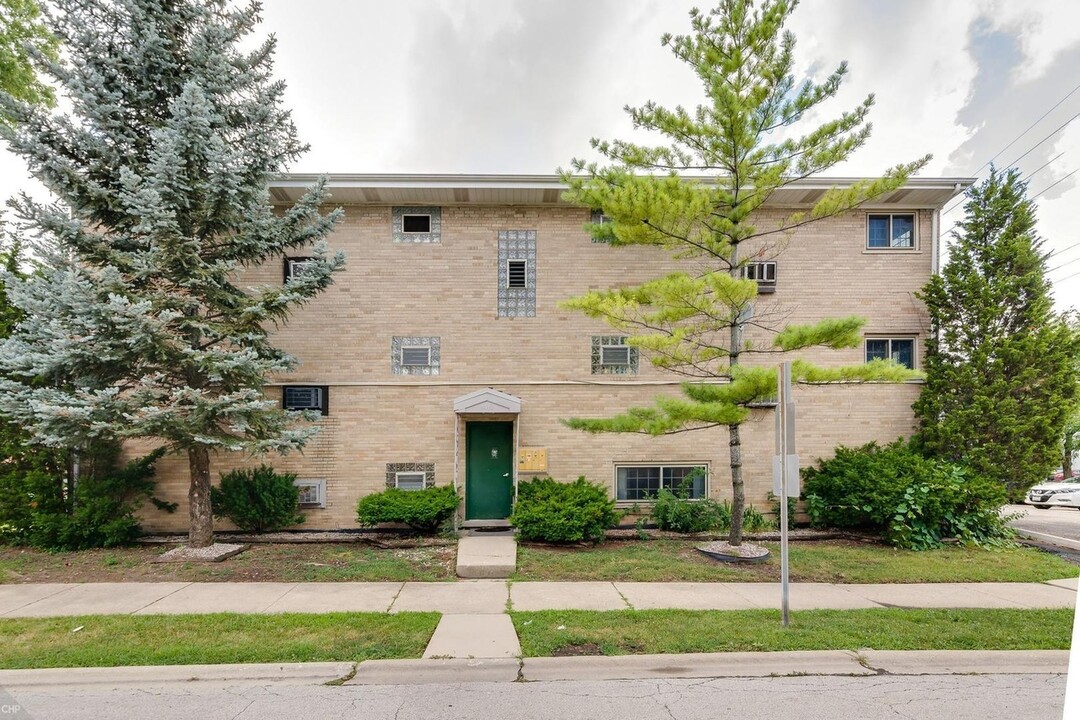 9410 Lawrence Ct, Unit 3 in Schiller Park, IL - Building Photo