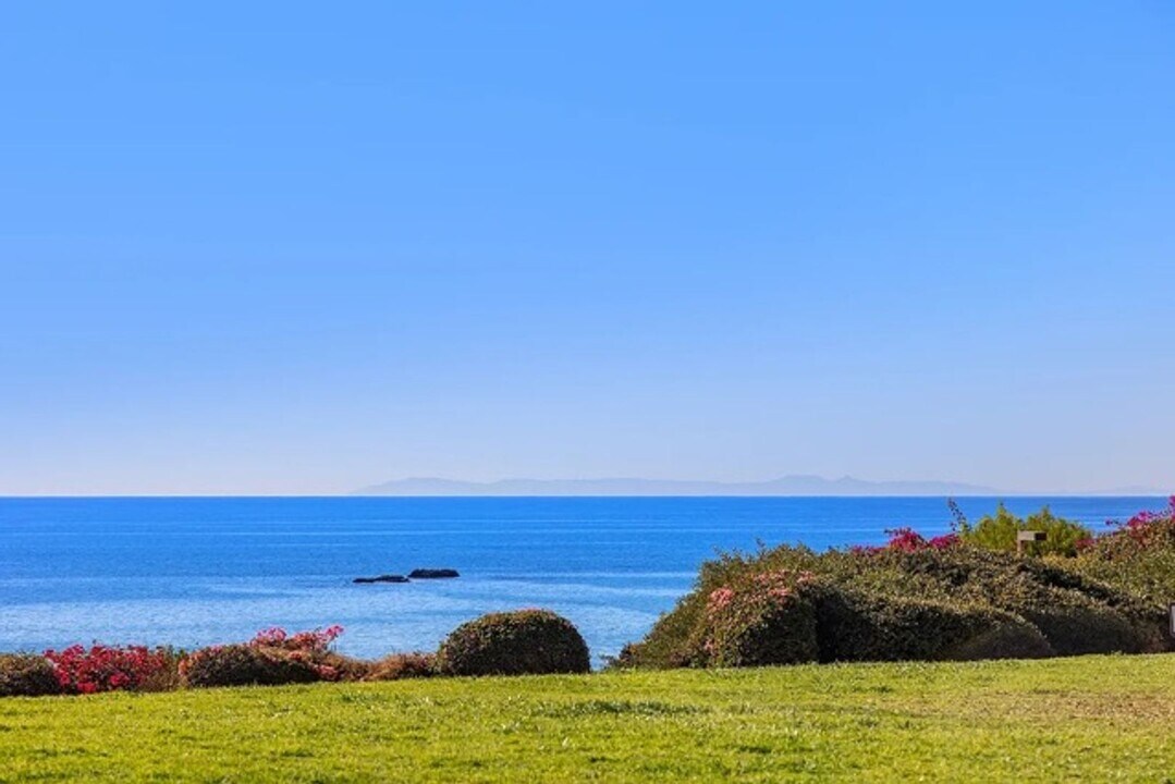 235 Avenida Lobeiro in San Clemente, CA - Building Photo