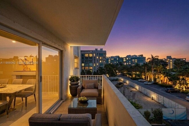 1075 92nd St in Bay Harbor Islands, FL - Foto de edificio - Building Photo